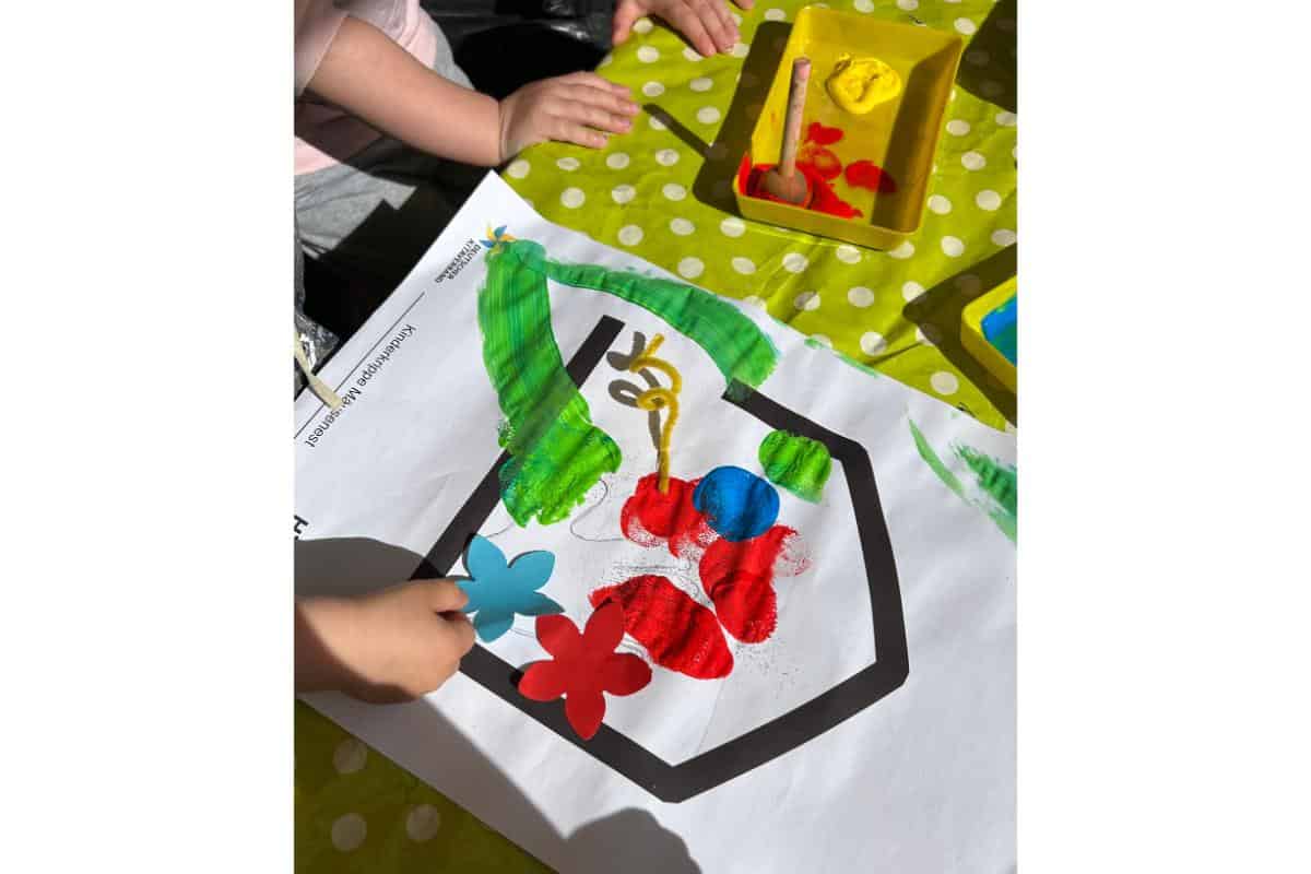 Kinder gestalten bunte Kunstwerke bei einer Mitmachaktion.