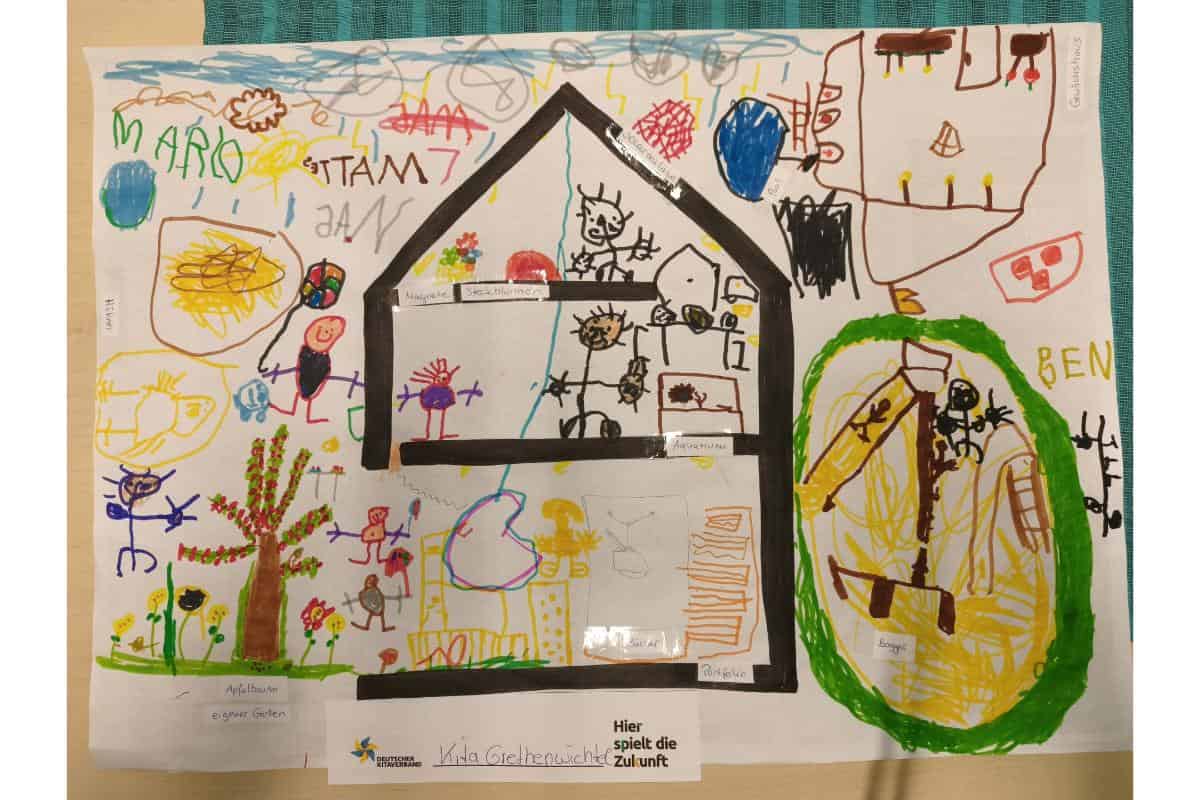 Haus mit Kinderzeichnungen, umgeben von Natur und Spielgeräten, symbolisiert kreative Mitmachaktione.