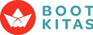 Boot Kitas Logo mit Papierboot und Stern, Kinderfreundlich gestaltet.
