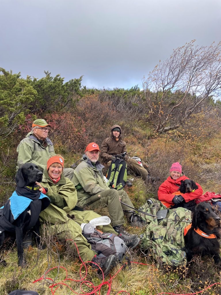 Familie på jakttur med hunder