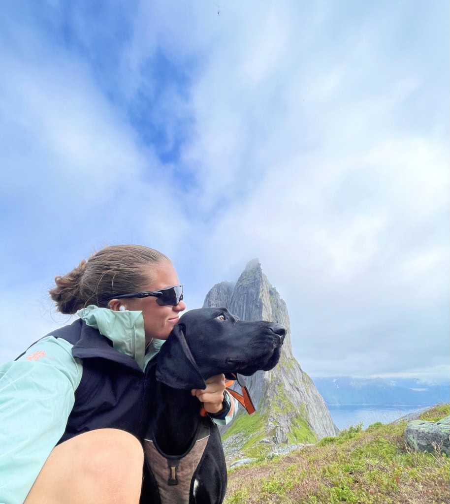 Jente og hund på tur