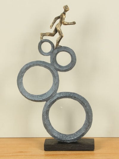 Beeld voor binnen – Bronskleurig – Polystone – De kracht van balans – 47x25x8 cm