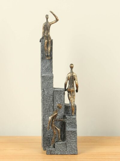 Beeld voor binnen – Bronskleurig – Polystone – De weg naar succes – 39x10x11 cm