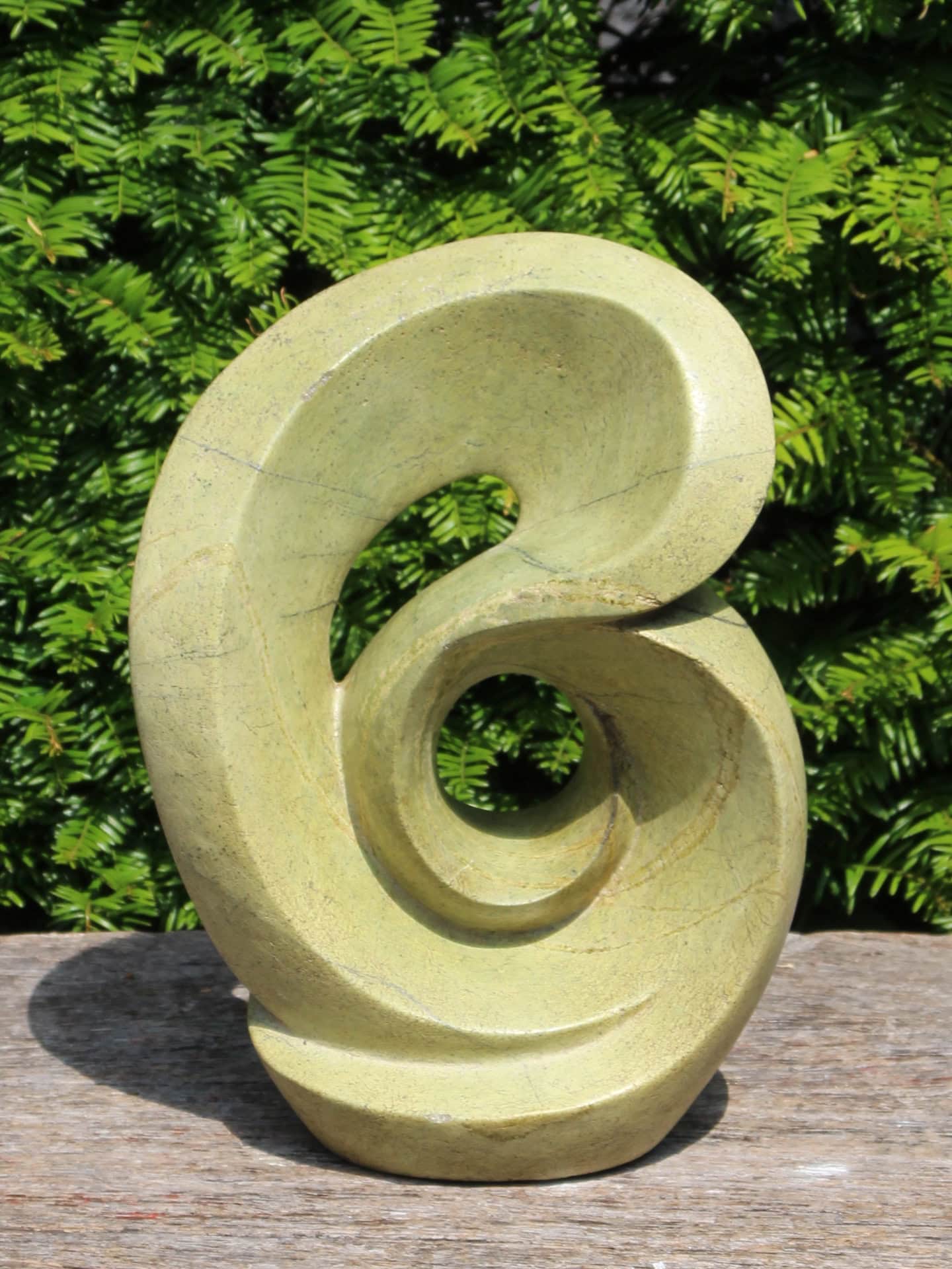 Tuinbeeld - Cheetah jade - Lichtgroen - Natuursteen - In love - 29x21x9 cm