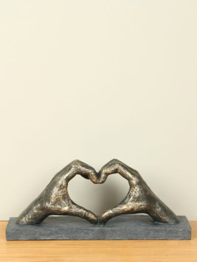 Beeld voor binnen – Bronskleurig – Polystone – Hart uit handen – 15x36x10 cm