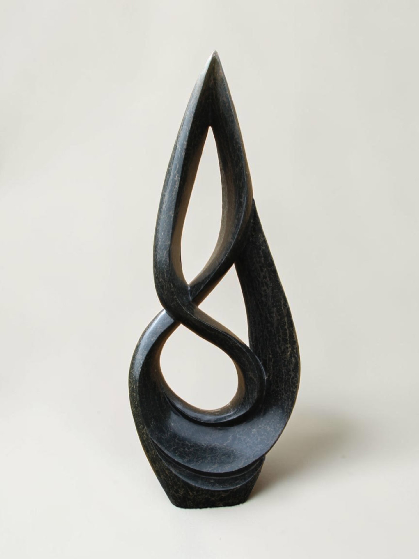 Tuinbeeld - Leopardrock - Zwart - Natuursteen - Spear - 88x36x13 cm