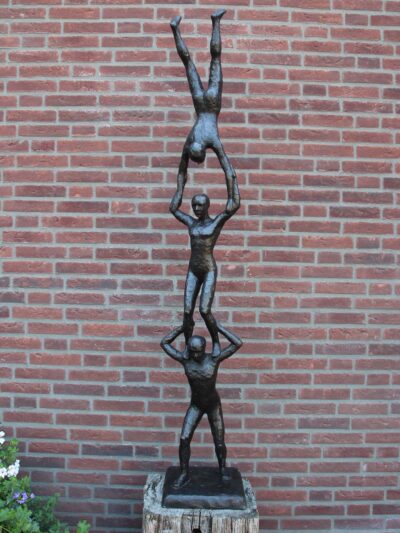 Beeld voor binnen of buiten – Bruin – Brons – Op elkaars schouders – 165x29x27 cm