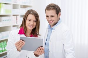 &nbsp;>thisisjustarandomplaceholder<apotheker schauen auf tablet-pc | Iberian Press®&nbsp;