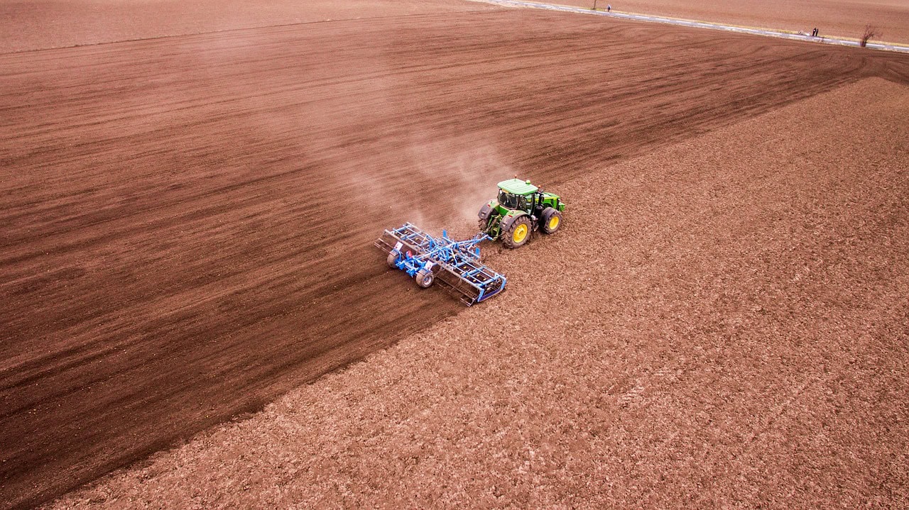 Tecnología agrícola avanzada: autoguiado GPS RTK y su impacto en la agricultura