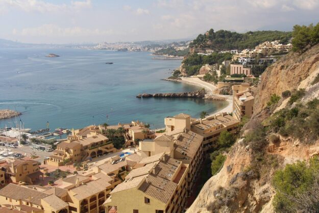 Costa Blanca es elegida por familias como destino natural y cultural