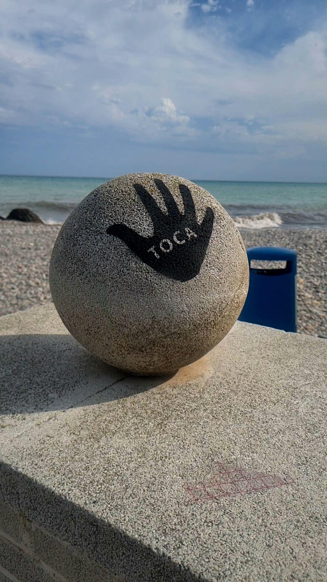 El “Banksy sevillano” interviene el paseo marítimo de Moncofa con una obra que reinterpreta una tradición local