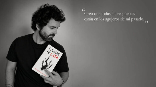 Hombre con barba sosteniendo el libro 'Formas de Caer' frente a un fondo gris, mirando abajo; cita a la derecha: 'Creo que todas las respuestas están en los agujeros de mi pasado.'
