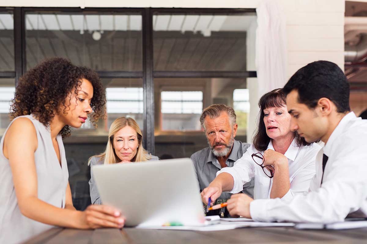 Business People Using Laptop At Meeting In Office 2022 02 02 03 56 12 Utc