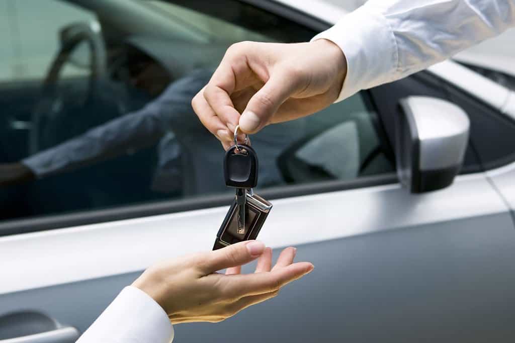 Auto in affitto Insubria Rental, consegna chiavi auto, noleggio veicoli, servizi di mobilità.