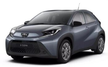 Auto elettrica compatta, modello moderno e sostenibile, disponibile per noleggio a Insubria Rental.