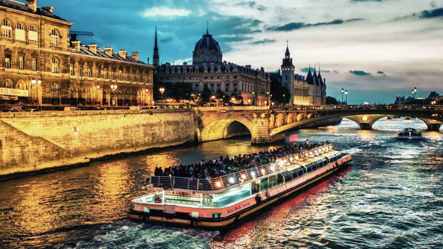 Festive Cruises: Celebrate the Holiday Season with Luxury and Adventure at Sea - Image 2