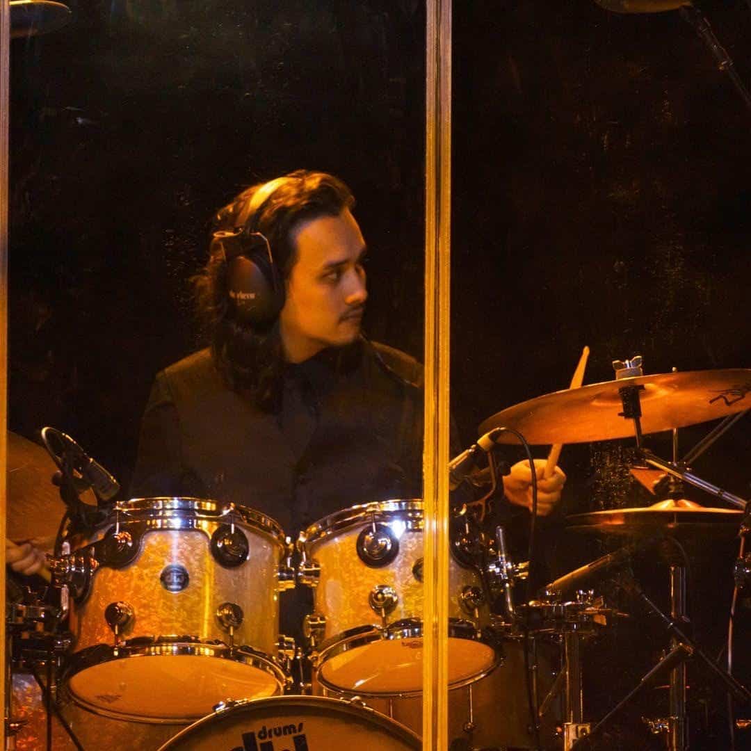 JULIAN HO