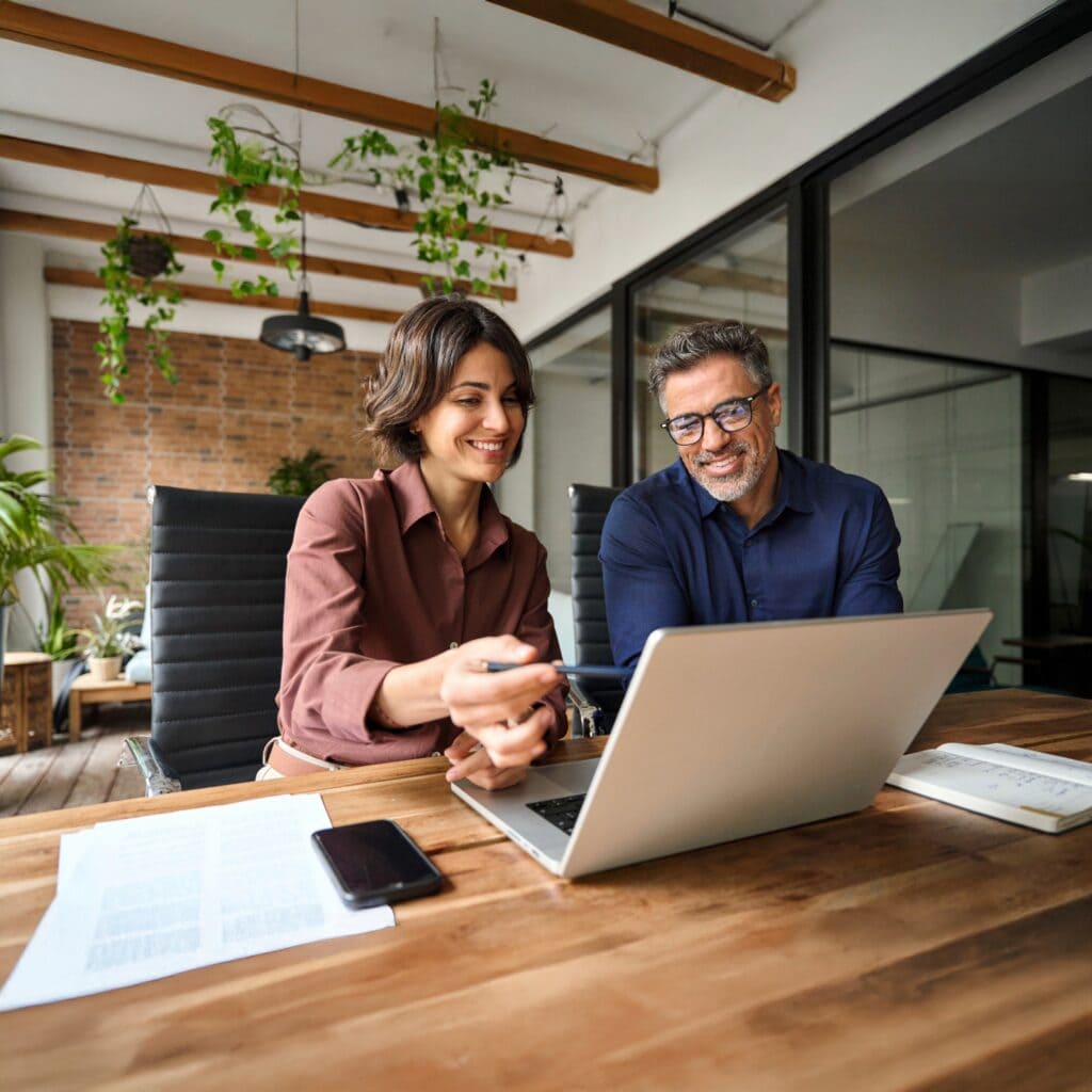 Homem e mulher de negocios laptop