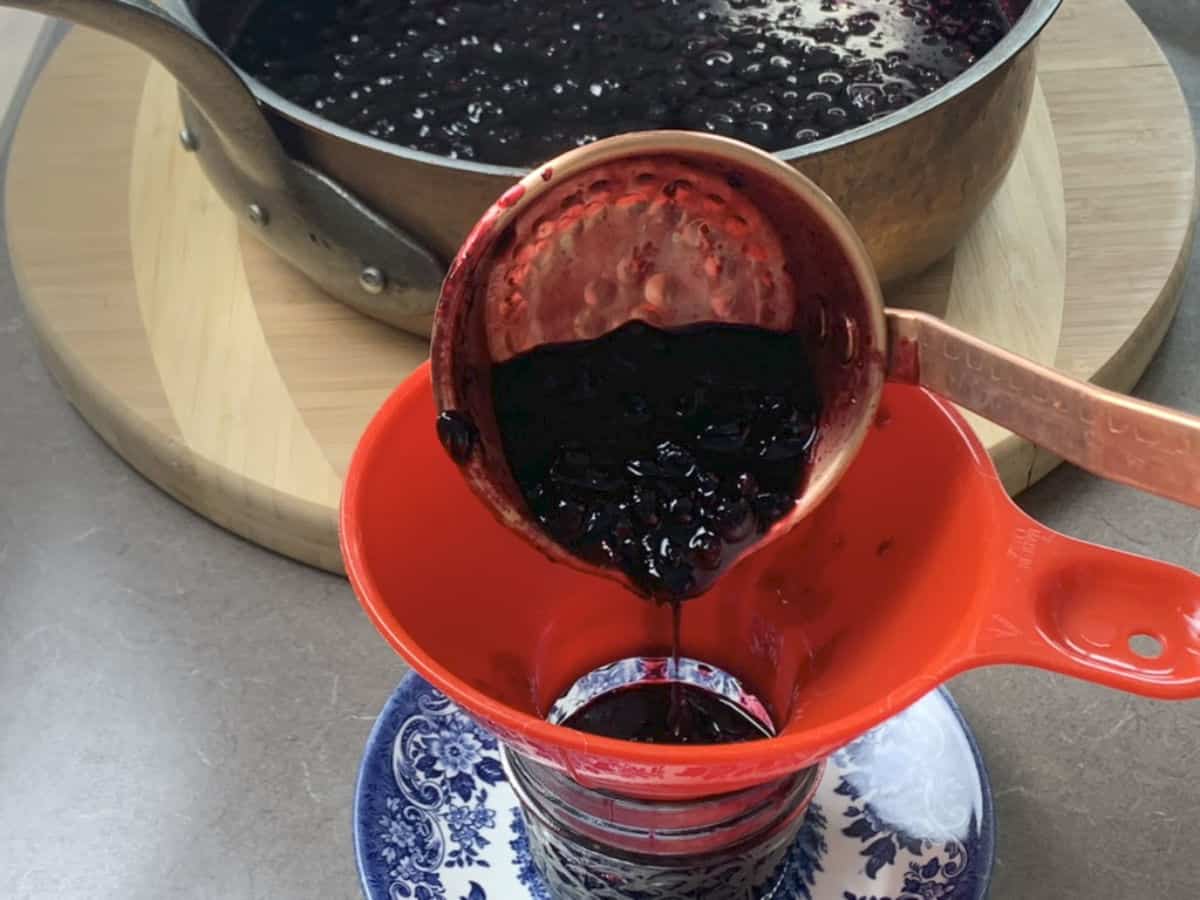 Ladle the hot jam.