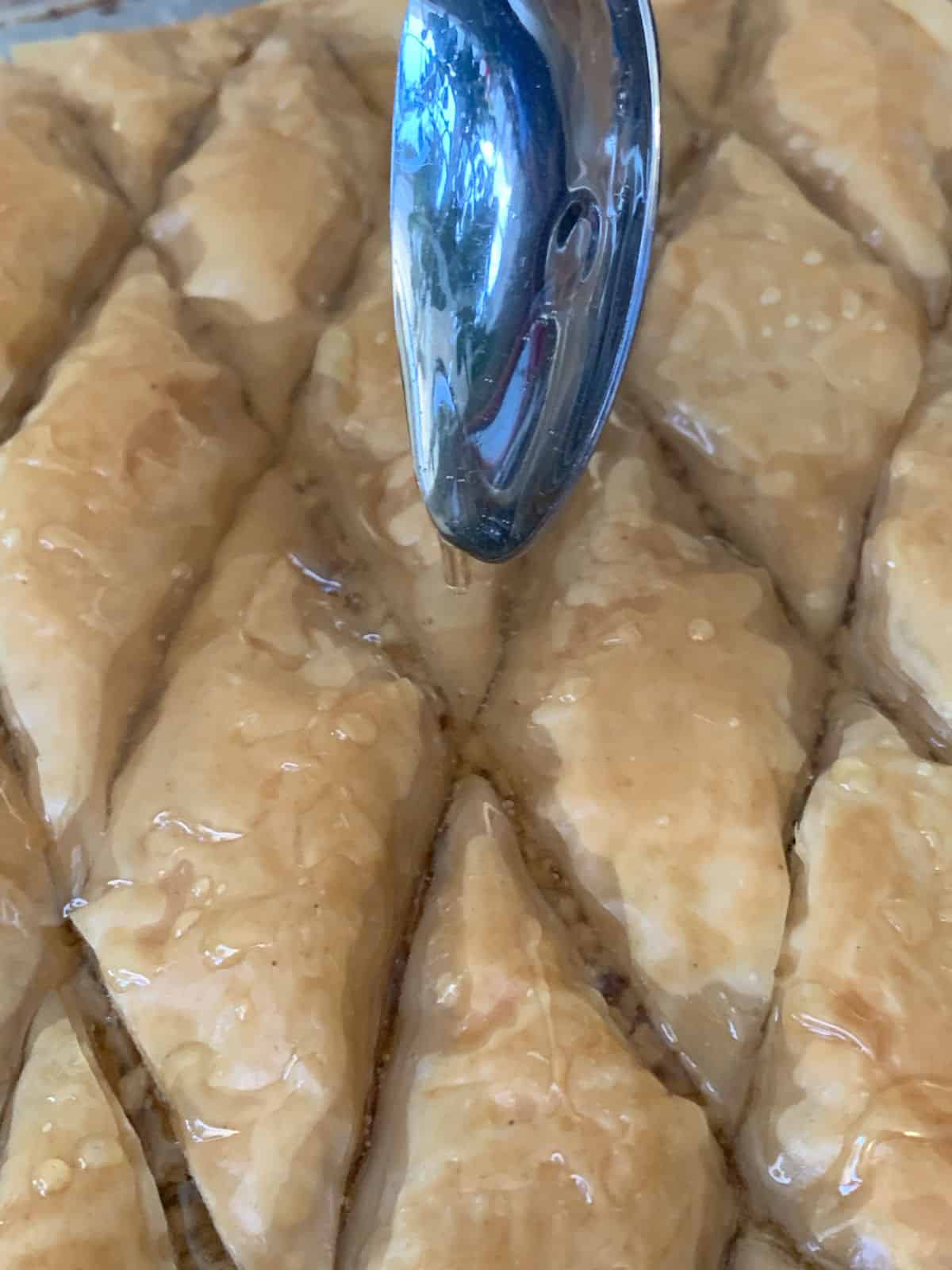 Spooning syrup over pakhlava.