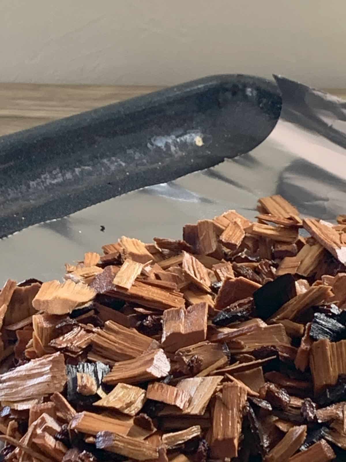 Distributing the wood chips in a pan.