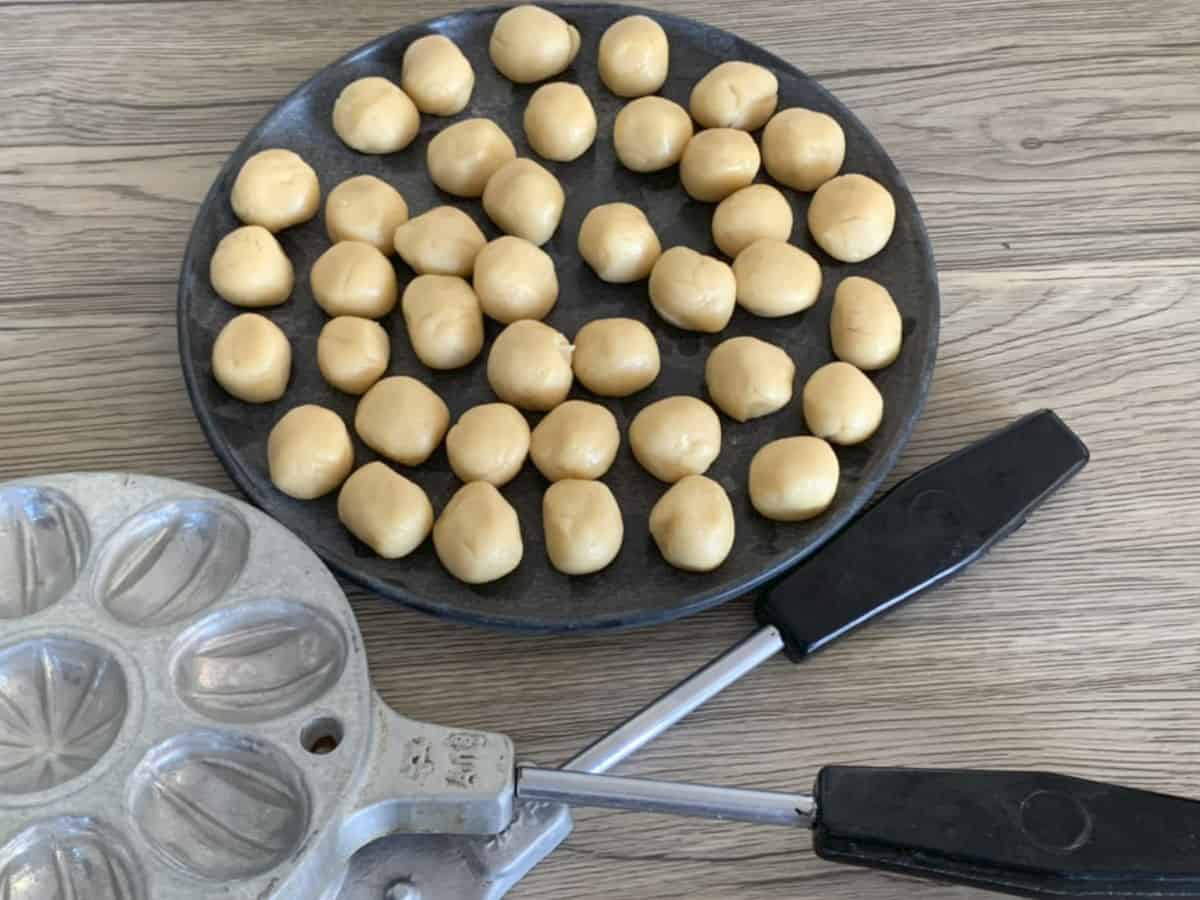 Cookie dough balls and popoque maker.