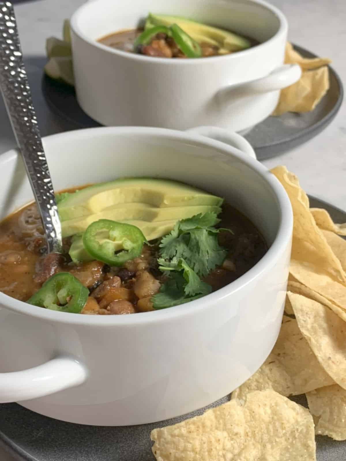 Three bean chili Three-bean-chili with chips.