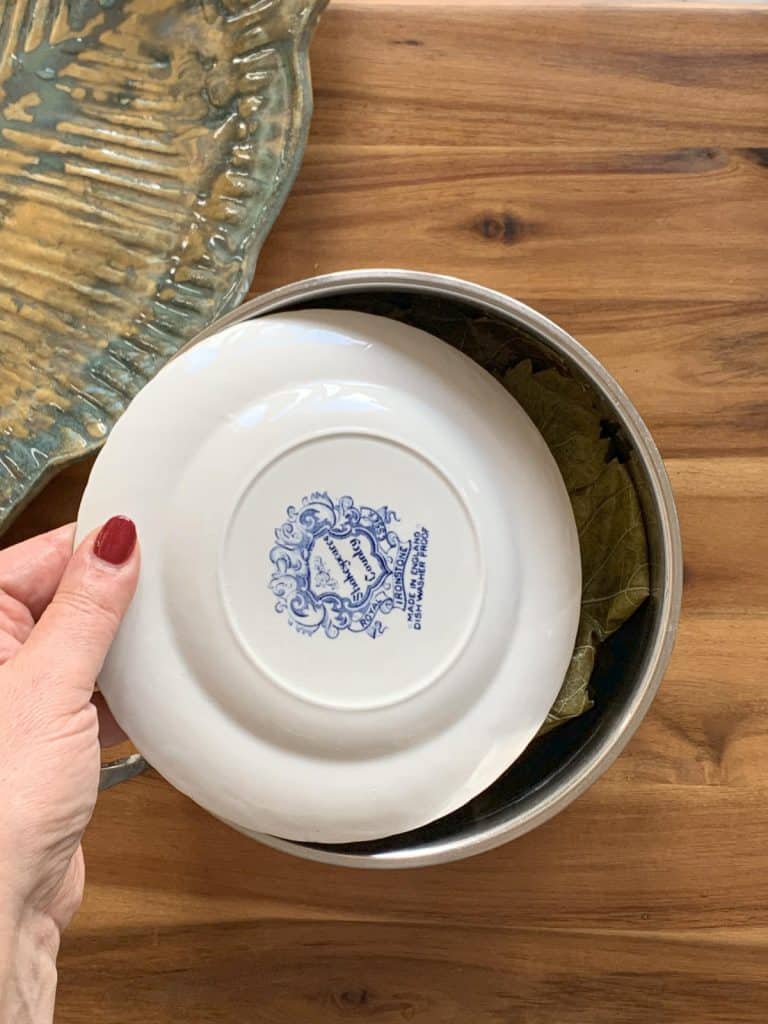 Covering the tolma with a plate.