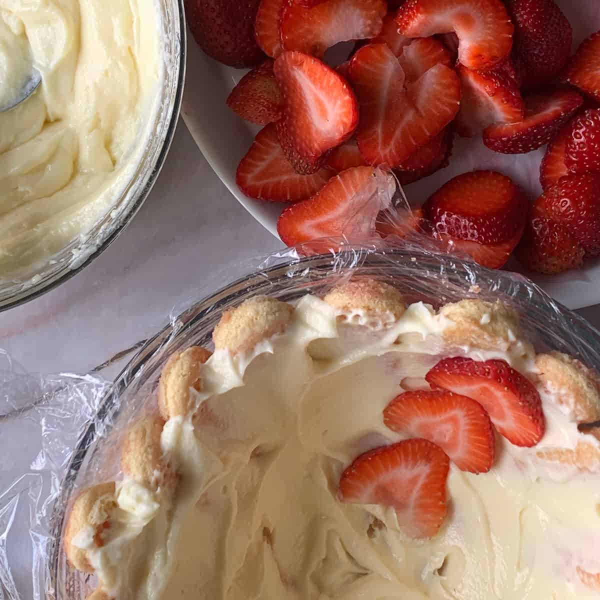 Placing strawberries in the mousseline cream.