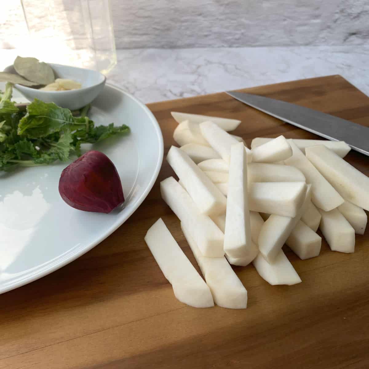 Cut the turnips into batons.