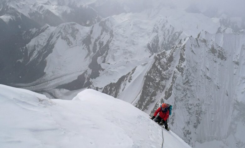 Mick Fowler 68 climbs in heavy snow at 6250m near the summit of Yawash Sar (002)