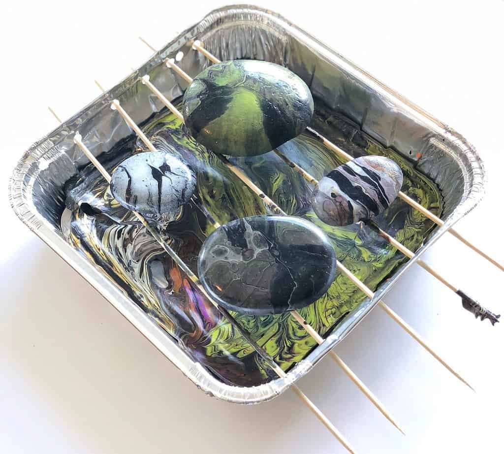 35 Awesome Acrylic Painting Tips That Will Blow Your Mind! 22 paint pouring tray