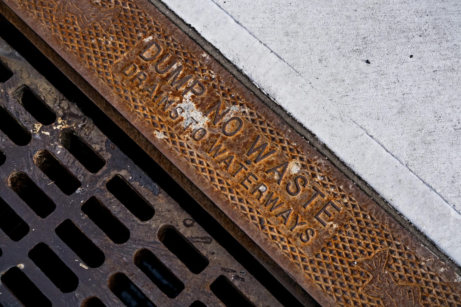 Drainage grate for a sustainable drainage system