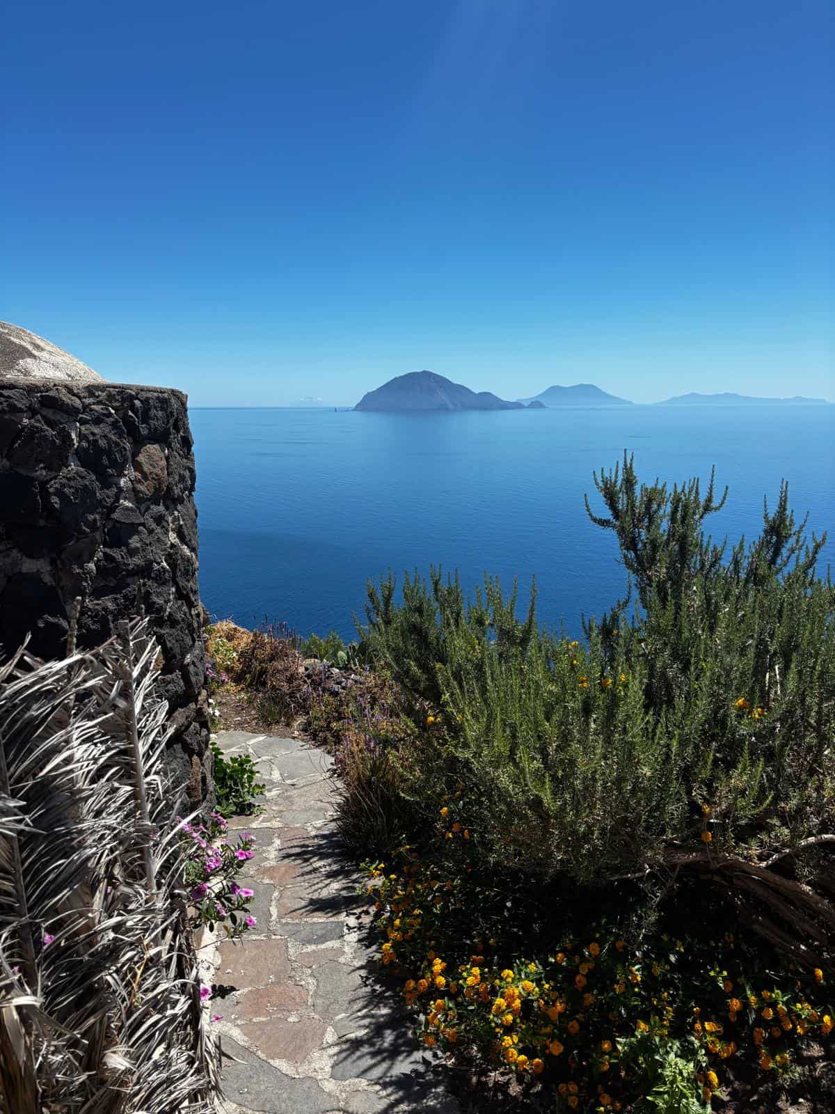 Vista panoramica sul mare e le isole con vegetazione mediterranea.