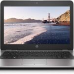 Μαύρος φορητός υπολογιστής HP με οθόνη 14 ιντσών και πληκτρολόγιο σε λευκό φόντο.