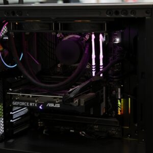 Υψηλής απόδοσης gaming PC με RGB φωτισμό, νερόψυξη και κάρτα γραφικών GeForce RTX.