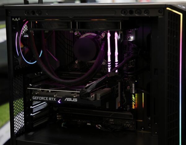 Υψηλής απόδοσης gaming PC με RGB φωτισμό, νερόψυξη και κάρτα γραφικών GeForce RTX.