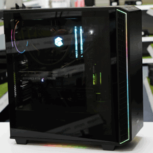 Υψηλής απόδοσης gaming υπολογιστής με RGB φωτισμό και Nvidia GeForce RTX κάρτα.
