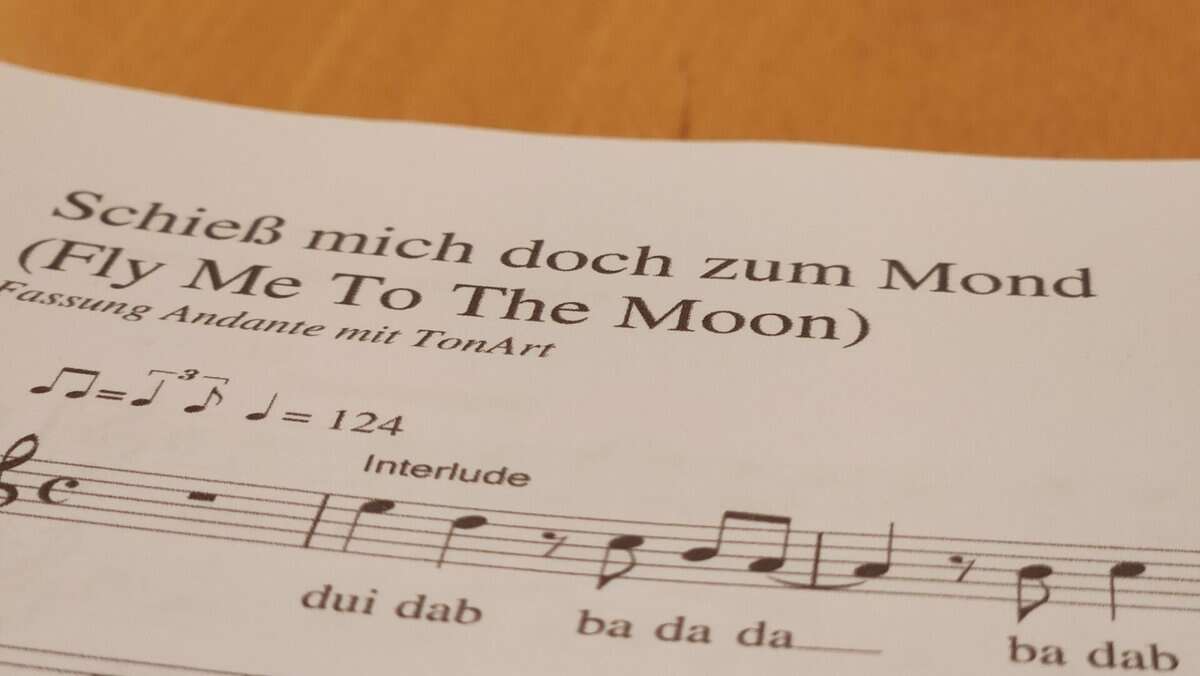 Sangesfreunde TonArt Mittelrhein, Chorblatt mit Musiknotenschrift und Songtext der musikalischen Interpretation "Schieß mich doch zum Mond".