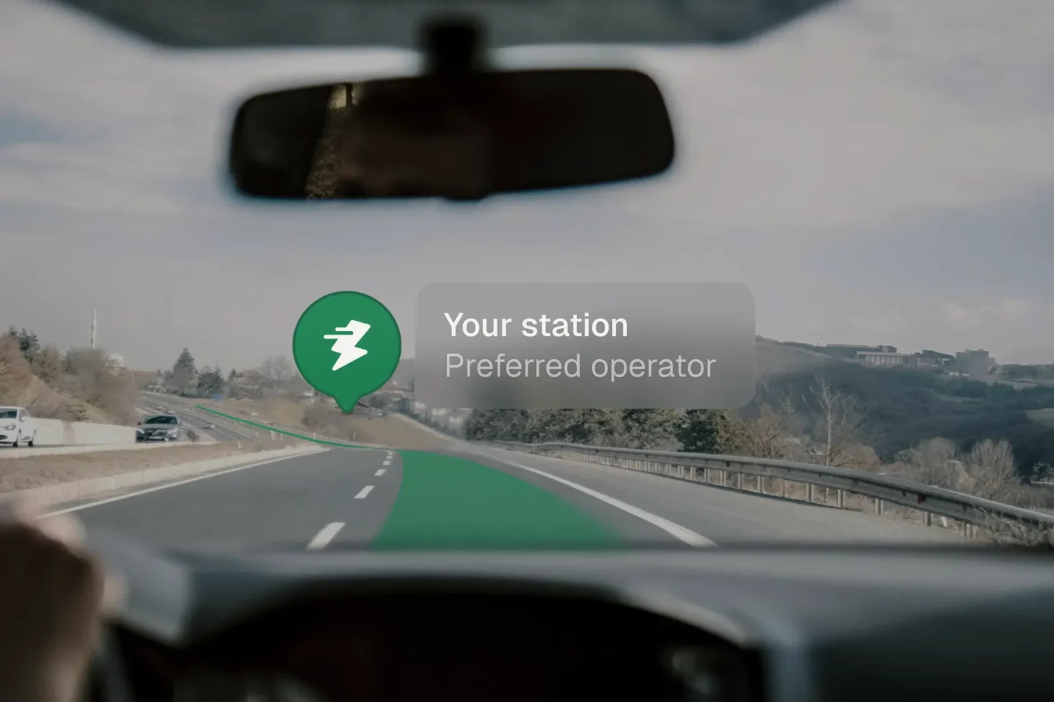 Pantalla de navegación inteligente con favoritos, en una escena de carretera, simboliza la navegación digital.