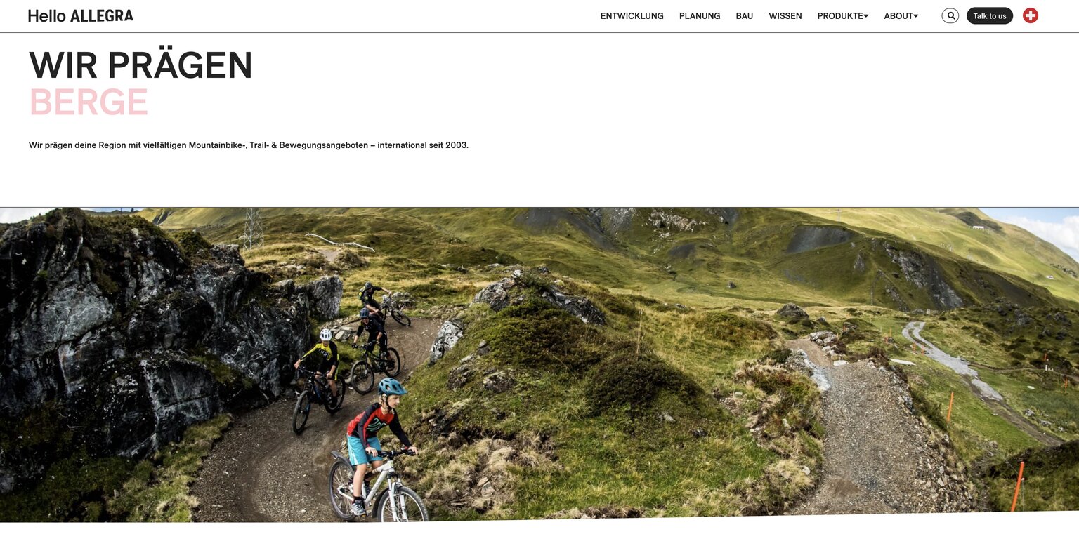 - Parque de aventuras en sendero de montaña, ciclismo de montaña en la naturaleza alpina.