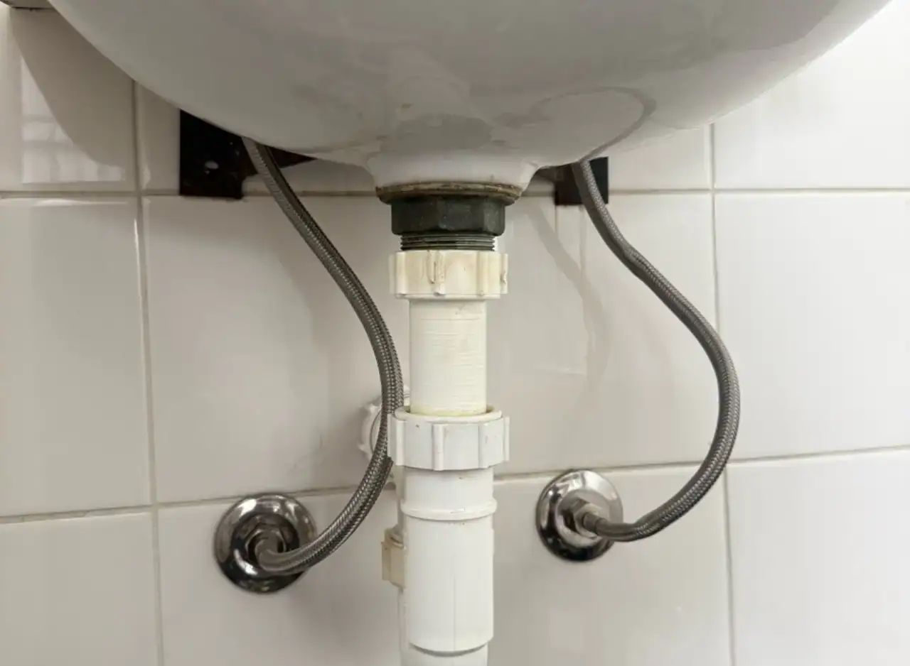 Leaking basin tap fixed by Zebra Plumbing in Kew, ensuring no more drips or leaks. Expert plumbing s.