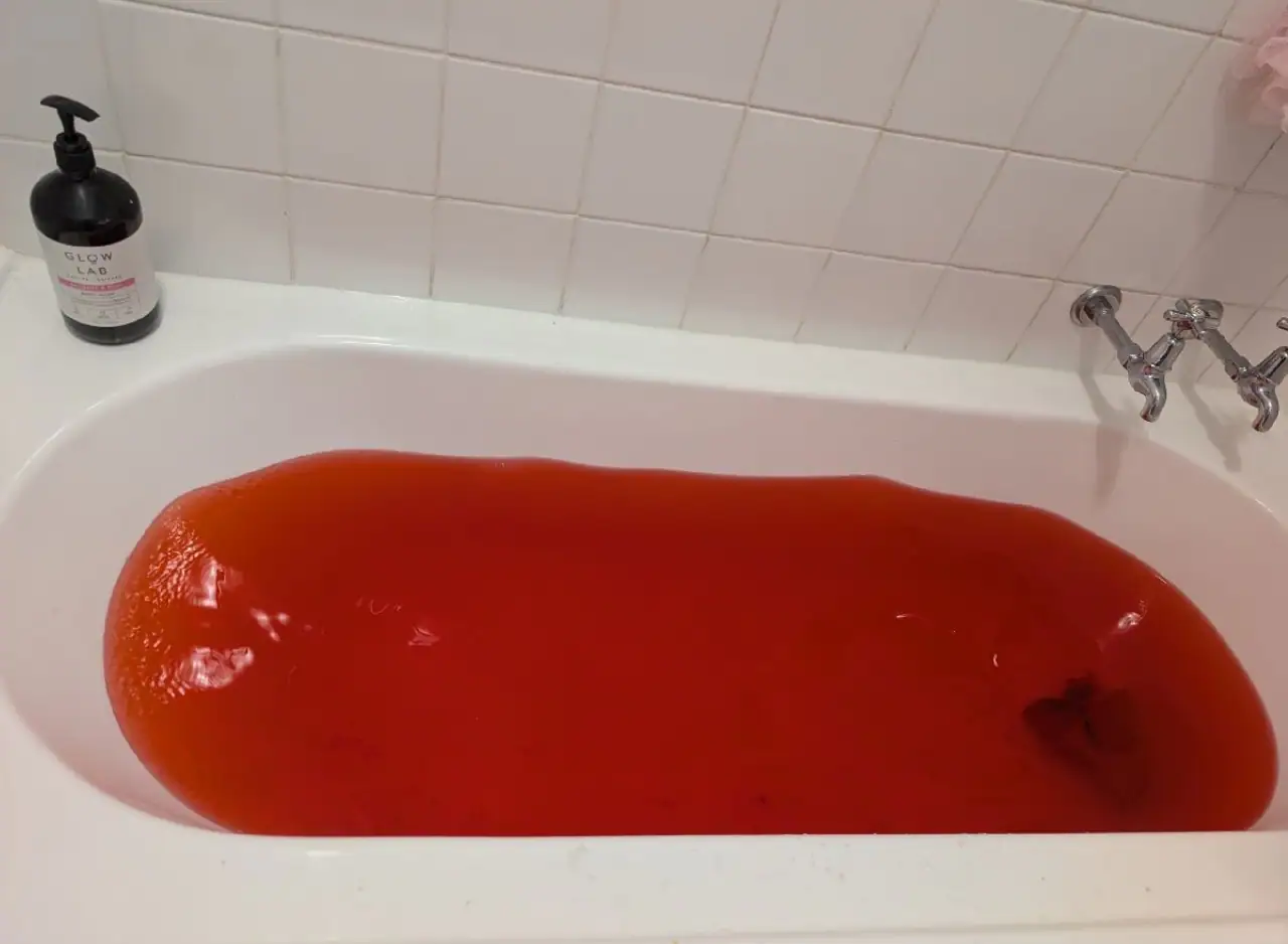 Urgent plumbing repair with red dye in bathtub to identify leaks and blockages. Expert plumbing serv.