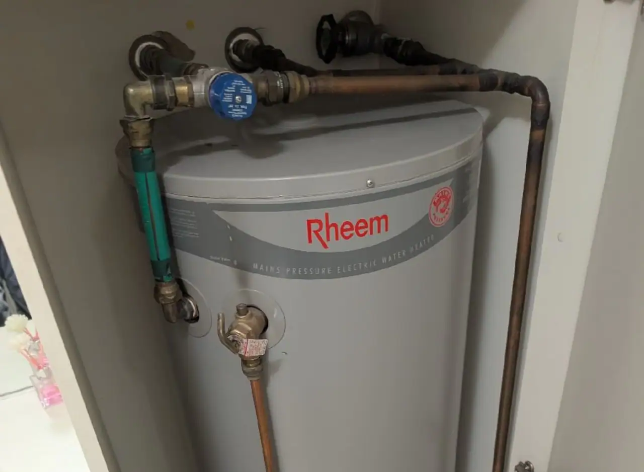 Electric water heater with plumbing connections in Carlton.