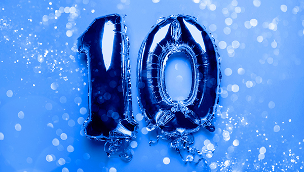 בלונים כחולים בצורת המספר 10