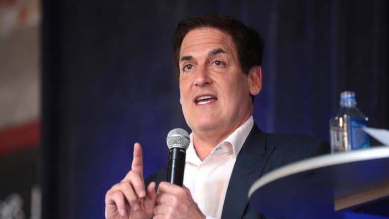 Mark Cuban speaking with attendees
