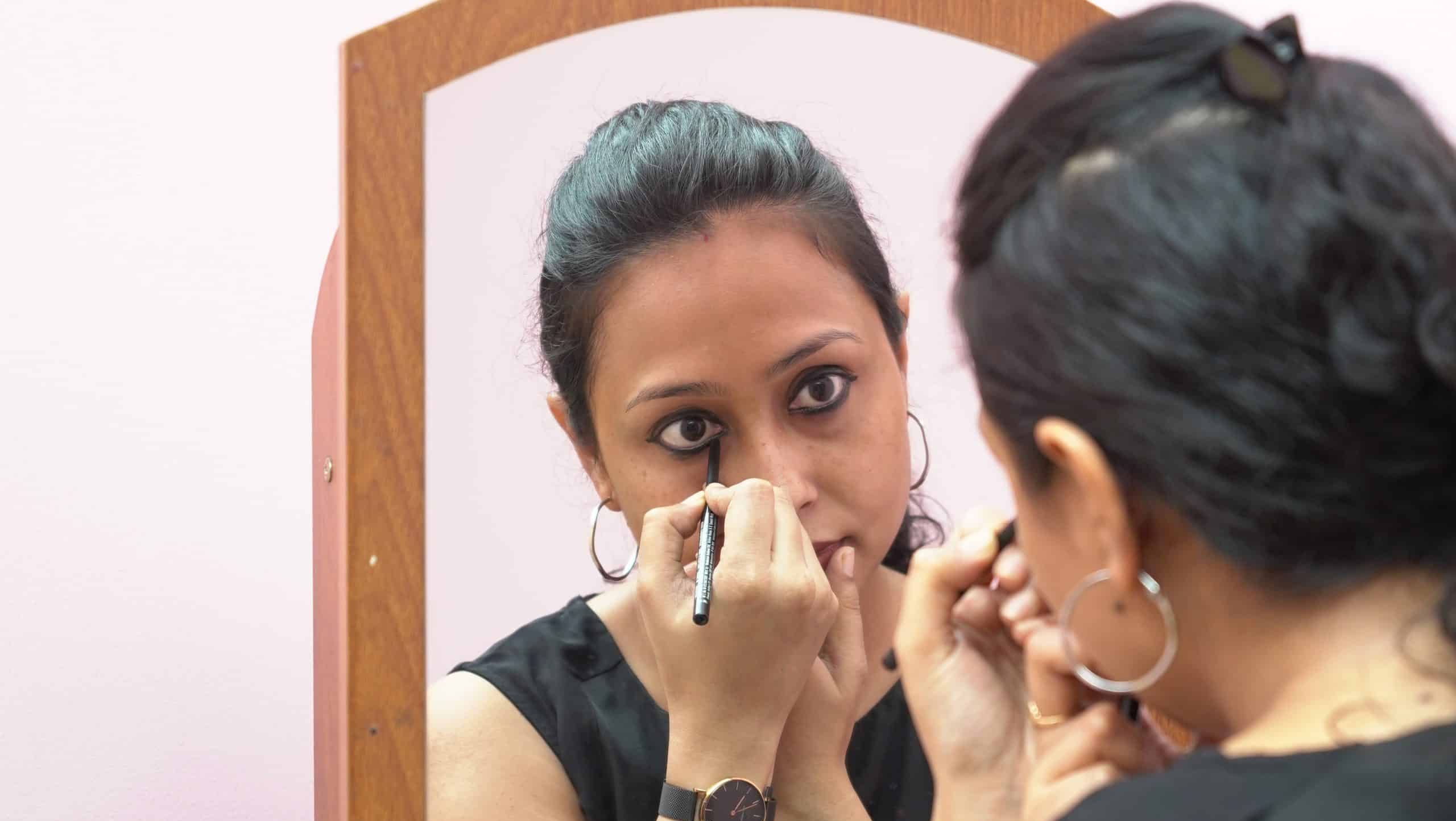A,Young,Asian,Female,Doing,Eye,Makeup,Using,Eyeliner,And