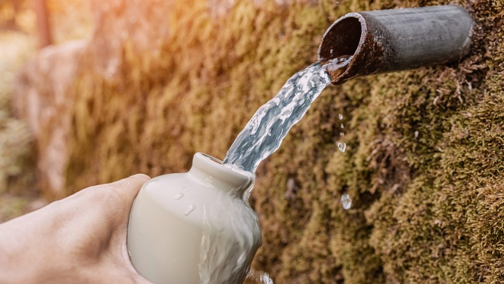 Hand,Filling,A,Reusable,Bottle,With,Fresh,,Pure,Drinking,Water