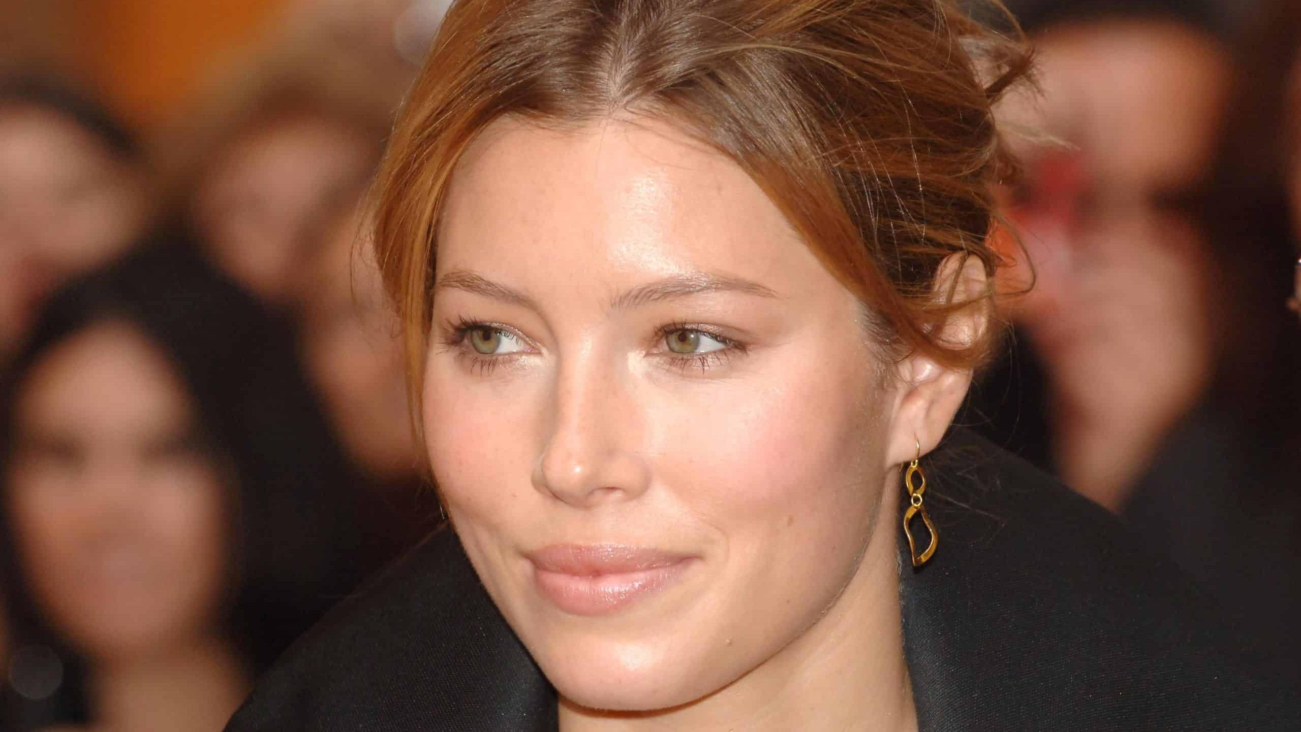 Jessica Biel at Jessica Biel Presents The First Shipment Of Godiva's Gold Collection Chocolates, Godiva Store at Rockefeller Center, New York, September 29, 2006