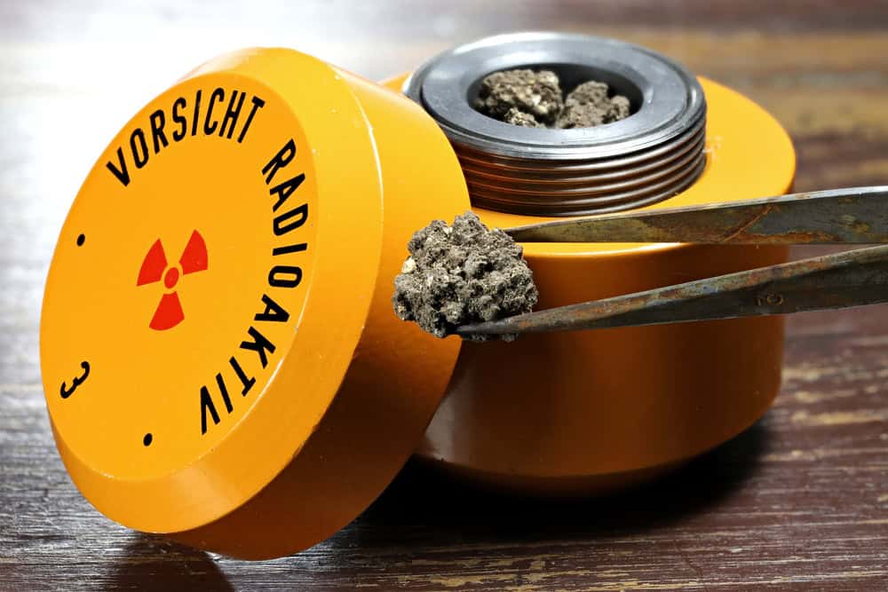 radioactive material in lead container (translation: caution radioactive)